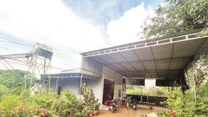 Ngôi nhà của gia đình ông Trịnh Xuân Nha ở thôn Quyết Thắng, thị trấn Ea Pốk chật chội, xuống cấp nhưng không được sửa chữa, xây mới khiến cuộc sống của gia đình ông hết sức khó khăn.