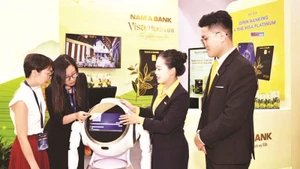 Khách hàng trải nghiệm các giải pháp số hóa và tăng cường bảo mật tài khoản của Ngân hàng Nam Á.