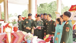 Thiếu tướng Nguyễn Trần Long, Phó Chính ủy Quân đoàn tham quan khu trưng bày tại Đại hội đại biểu Đảng bộ Lữ đoàn 434 nhiệm kỳ 2025-2030.