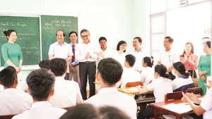 Bộ trưởng Nguyễn Kim Sơn đến thăm và làm việc với thầy, cô giáo, cán bộ Trường trung học phổ thông Hoàng Hoa Thám, Gia Lai.