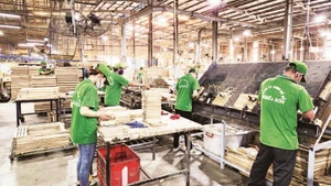 Sản xuất đồ gỗ xuất khẩu tại Công ty TNHH Đồ gỗ Nghĩa Sơn.