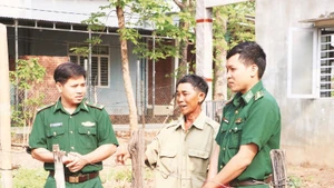 Cán bộ Bộ đội Biên phòng tỉnh Bình Phước thường xuyên xuống với dân, lắng nghe tâm tư, nguyện vọng của dân.