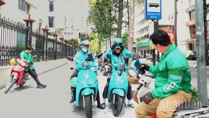 Người tham gia dịch vụ vận chuyển bằng xe máy sẽ đi đầu trong chuyển đổi xanh. (Ảnh: Tùng Anh)