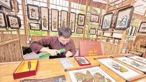 Gian hàng giới thiệu tranh Đông Hồ tại sự kiện “Tinh hoa văn hóa Bắc Ninh - Sắc màu Đông Hồ”.