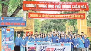 Đoàn viên, thanh niên nhà trường tham gia hoạt động tiếp sức mùa thi.