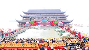 Chùa Tam Chúc luôn thu hút được đông đảo du khách đến tham quan trải nghiệm.