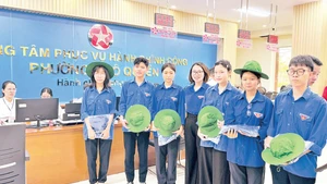 Đội hình thanh niên tình nguyện hỗ trợ vận hành mô hình chính quyền địa phương 2 cấp tại phường Ngô Quyền (Hải Phòng).