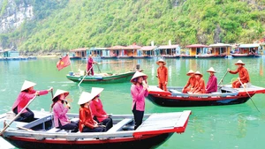Hát giao duyên trên Vịnh Hạ Long là nét văn hóa đặc sắc, thu hút đông đảo du khách trong nước và quốc tế