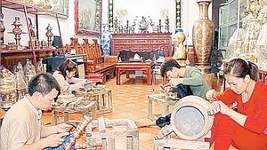Thợ chế tác ở làng nghề Lộng Thượng, xã Đại Đồng, tỉnh Hưng Yên.