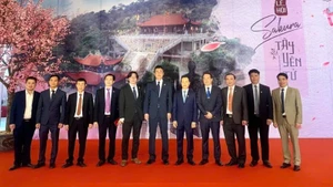 Khách quốc tế và lãnh đạo tỉnh, lãnh đạo xã Tây Yên Tử chụp ảnh lưu niệm tại khu du lịch sinh thái tâm linh Tây Yên Tử.