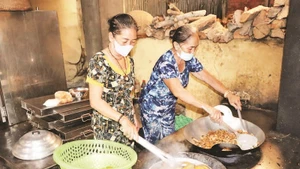 Bếp ăn tình thương Vĩnh Trạch 15 năm qua hỗ trợ bữa ăn trưa cho nhiều học sinh nghèo.