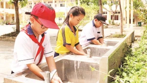 Học sinh Trường tiểu học Lý Nhơn, xã An Lợi Đông sử dụng nước máy của thành phố, bảo đảm nguồn nước sinh hoạt ổn định và an toàn.