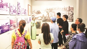 Du khách tham quan Côn Đảo. (Ảnh THÙY TRANG)
