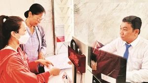 Cán bộ Trung tâm phục vụ hành chính công phường Sài Gòn hỗ trợ và tư vấn cho người dân về thủ tục trích lục giấy đăng ký kết hôn cũng như một số thủ tục hành chính khác.