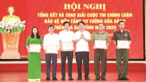 Lãnh đạo Ban Tuyên giáo và Dân vận Tỉnh ủy Thanh Hóa trao chứng nhận cho các tập thể có thành tích xuất sắc trong chỉ đạo, triển khai cuộc thi. (Ảnh MAI LUẬN)