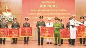 Công an thành phố Huế vinh dự được Bộ Công an tặng cờ thi đua xuất sắc năm 2024.