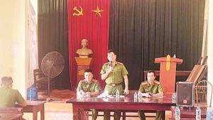 Công an xã Phú Nghĩa tuyên truyền, hướng dẫn các hộ gia đình thực hiện biện pháp bảo đảm an toàn phòng cháy, chữa cháy.