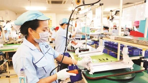 Sản xuất thiết bị điện tử tại Công ty TNHH Rhythm Precision Việt Nam, Khu công nghiệp Nội Bài, Hà Nội (Ảnh PHẠM HÙNG)