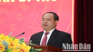 Đồng chí Quản Minh Cường, Bí thư Tỉnh ủy Cao Bằng phát biểu ý kiến tại hội nghị.