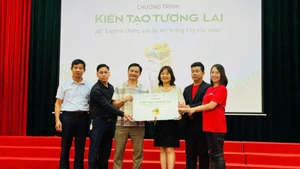Đại diện Trung tâm Truyền thông tài nguyên và môi trường, Bộ Nông nghiệp và Môi trường và Công ty J&T Express trao bảng tượng trưng tặng cây xanh cho đại diện Ủy ban nhân dân phường Thanh Liệt, Hà Nội.