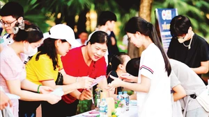 Trải nghiệm “Cùng con đồng hành - vững bước trung học phổ thông” ở Trường trung học phổ thông Cẩm Giàng.