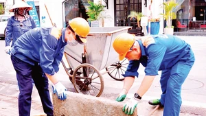 Công nhân lao động của Công ty TNHH MTV Thoát nước Hải Phòng luôn nỗ lực vì thành phố xanh, sạch, đẹp.
