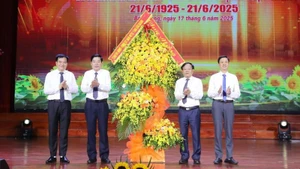 Đồng chí Nguyễn Văn Gấu, Bí thư Tỉnh ủy Bắc Giang (thứ 2, trái sang) tặng hoa chúc mừng các thế hệ người làm báo tại Bắc Giang tại Lễ kỷ niệm.