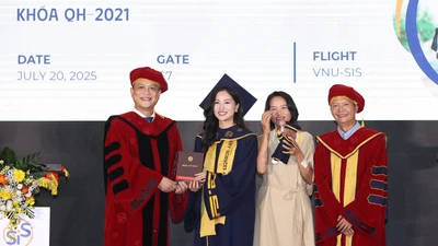 Lê Thị Hồng Anh, tân cử nhân khóa 1 ngành Quản trị thương hiệu, cùng mẹ trên sân khấu tốt nghiệp. (Ảnh: SIS)