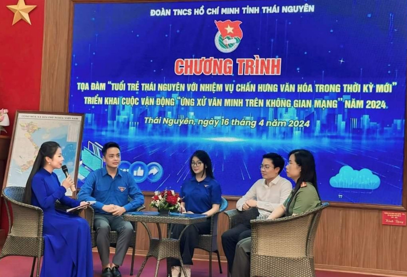 Đoàn Đình Khánh, Bí thư Đoàn phường Túc Duyên, thành phố Thái Nguyên (thứ hai từ bên trái) giao lưu với đại diện đoàn viên, thanh niên tỉnh Thái Nguyên.