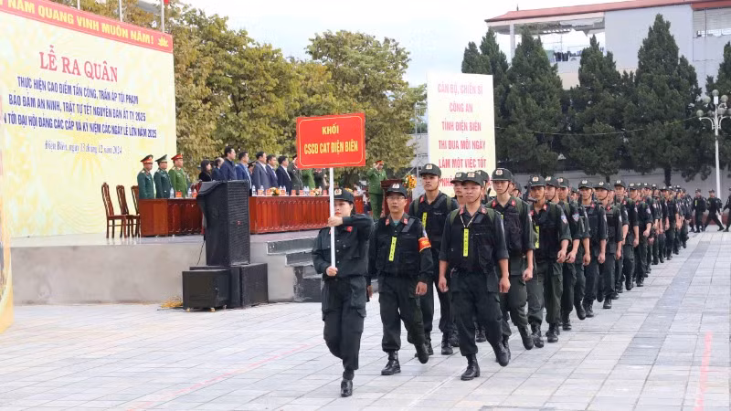 Cán bộ, chiến sĩ Công an tỉnh Điện Biên trong lễ ra quân bảo đảm an ninh trật tự dịp tết Nguyên đán Ất Tỵ.