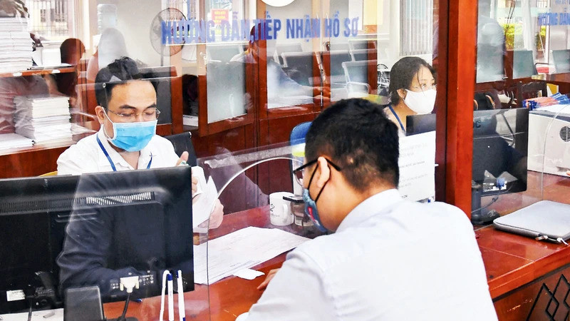 Giải quyết thủ tục hành chính cho người dân tại Bộ phận "một cửa" UBND quận Nam Từ Liêm, Hà Nội. (Ảnh Đăng Duy)