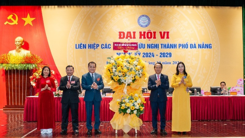 Lãnh đạo thành phố Đà Nẵng tặng hoa chúc mừng Đại hội.