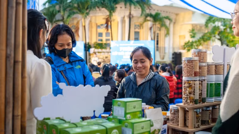 Người dân tham quan Phiên chợ kết nối sản phẩm OCOP năm 2024.