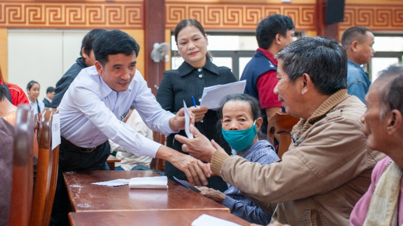 Đại diện chương trình trao quà cho các đối tượng có hoàn cảnh khó khăn tại huyện Hòa Vang.