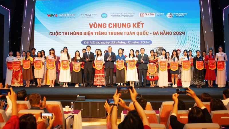 Trao cờ lưu niệm cho các thí sinh tham dự cuộc thi.