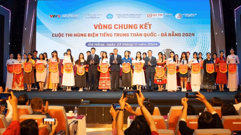 Trao cờ lưu niệm cho các thí sinh tham dự cuộc thi.