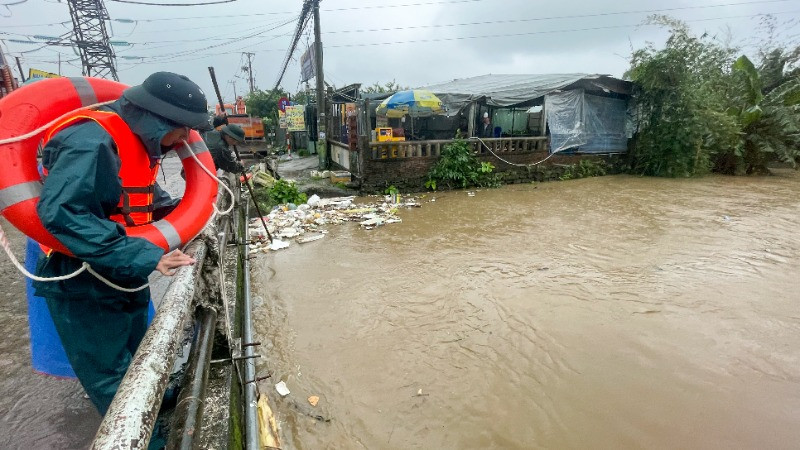 Lực lượng chức năng trục vớt rác thải trên mặt kênh thoát nước.