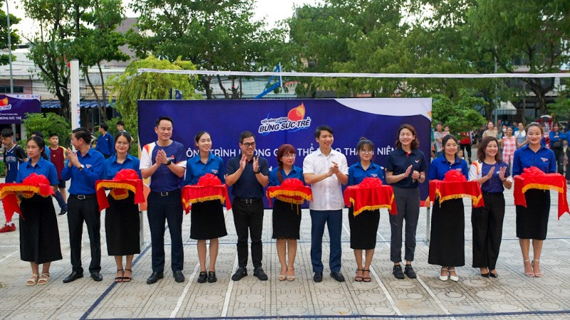 Các đại biểu cắt băng khánh thành công trình.