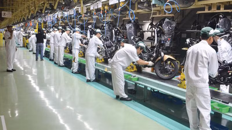 Dây chuyền lắp ráp xe máy của Công ty Honda tại Khu công nghiệp Đồng Văn II.