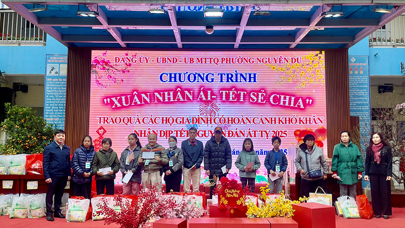 Tặng quà các hộ gia đình trong chương trình "Xuân nhân ái - Tết sẻ chia 2025.