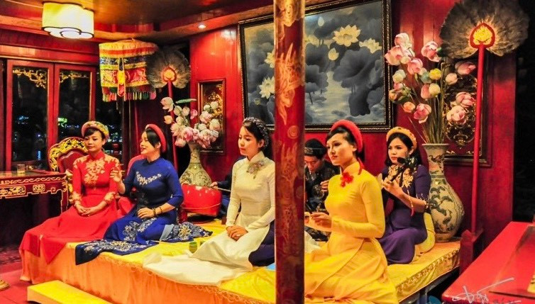 Ca Huế trên sông Hương.