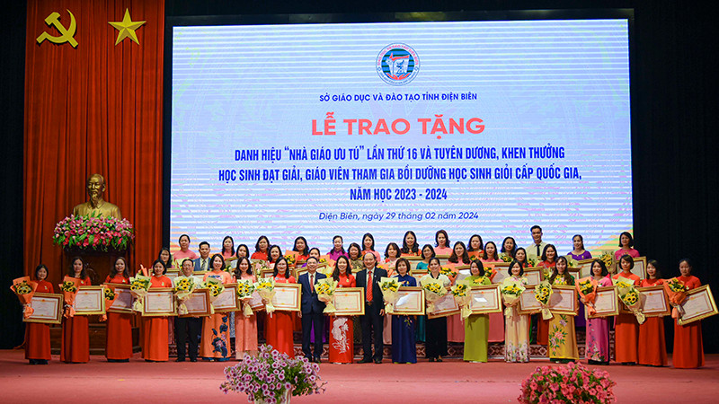 Lễ trao tặng danh hiệu Nhà giáo ưu tú và tuyên dương khen thưởng học sinh đạt giải, giáo viên tham gia bồi dưỡng học sinh giỏi cấp quốc gia.