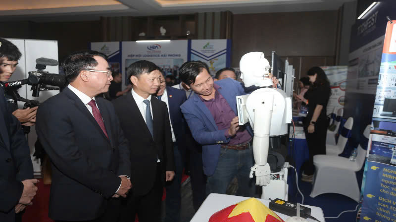 Lãnh đạo Thành phố Hải Phòng tham quan triển lãm sản phẩm công nghệ tại Techfest 2024.