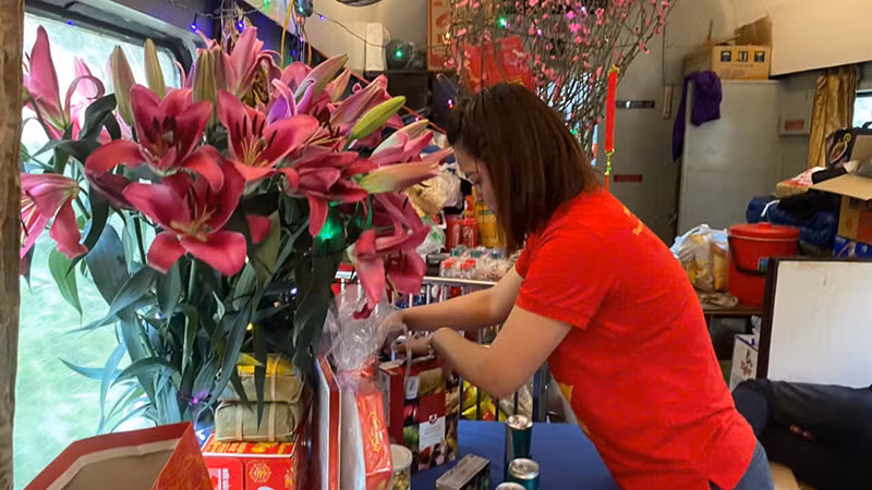 Nhân viên tổ tàu SE9 chuẩn bị mâm ngũ quả đón giao thừa Tết Ất Tỵ.