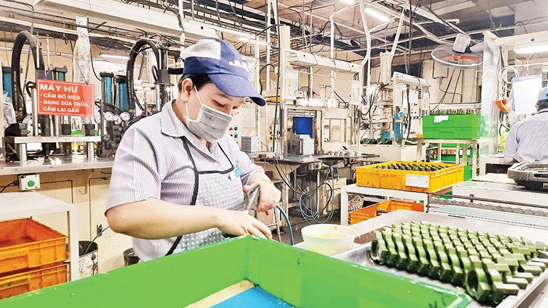 Lao động tại Công ty trách nhiệm hữu hạn Juki Việt Nam, quận 7, Thành phố Hồ Chí Minh. (Ảnh: KHÁNH TRÌNH)