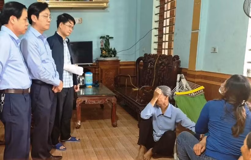 Lãnh đạo huyện Cẩm Xuyên đến thăm hỏi, động viên thân nhân các thuyền viên. (Ảnh: Lê Minh)