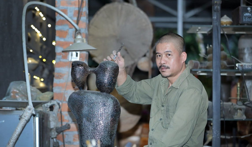 Họa sĩ Vũ Đức Hiếu ấp ủ lan tỏa tinh hoa gốm ở nhiều không gian khác nhau.