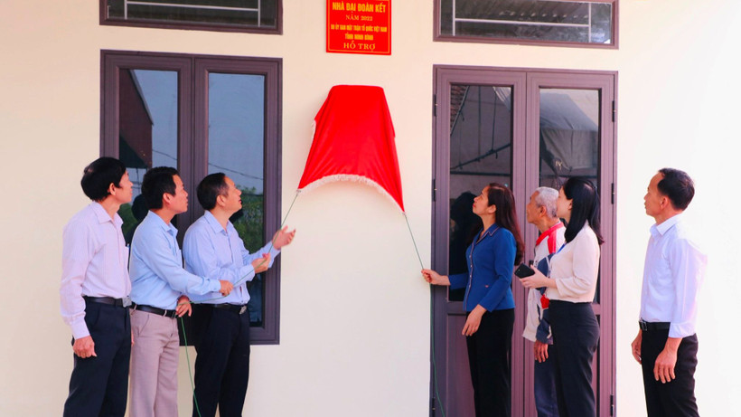 Gia đình ông Phạm Minh Hợp, xã Đông Sơn, thành phố Tam Điệp, Ninh Bình, có hoàn cảnh khó khăn nhận nhà đại đoàn kết. (Ảnh: Đức Lam)