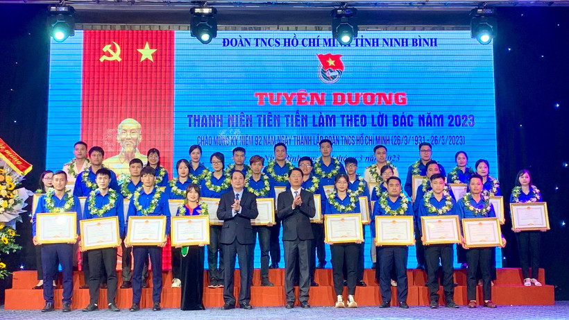Lãnh đạo tỉnh Ninh Bình tặng bằng khen cho các tập thể, cá nhân điển hình tiên tiến làm theo lời Bác. 
