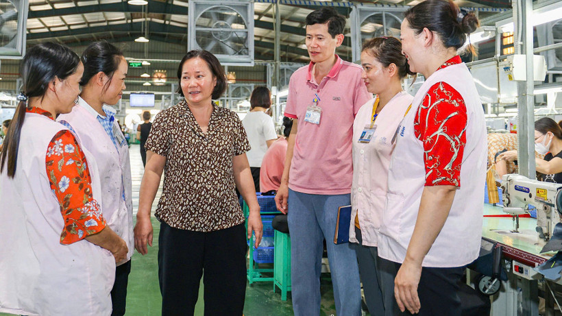 Ðại diện lãnh đạo Công ty cổ phần Thương mại tổng hợp Vĩnh Thịnh (huyện Tam Dương, tỉnh Vĩnh Phúc) tuyên truyền, phổ biến, giáo dục pháp luật đến người lao động tại phân xưởng. (Ảnh TRÀ HƯƠNG)